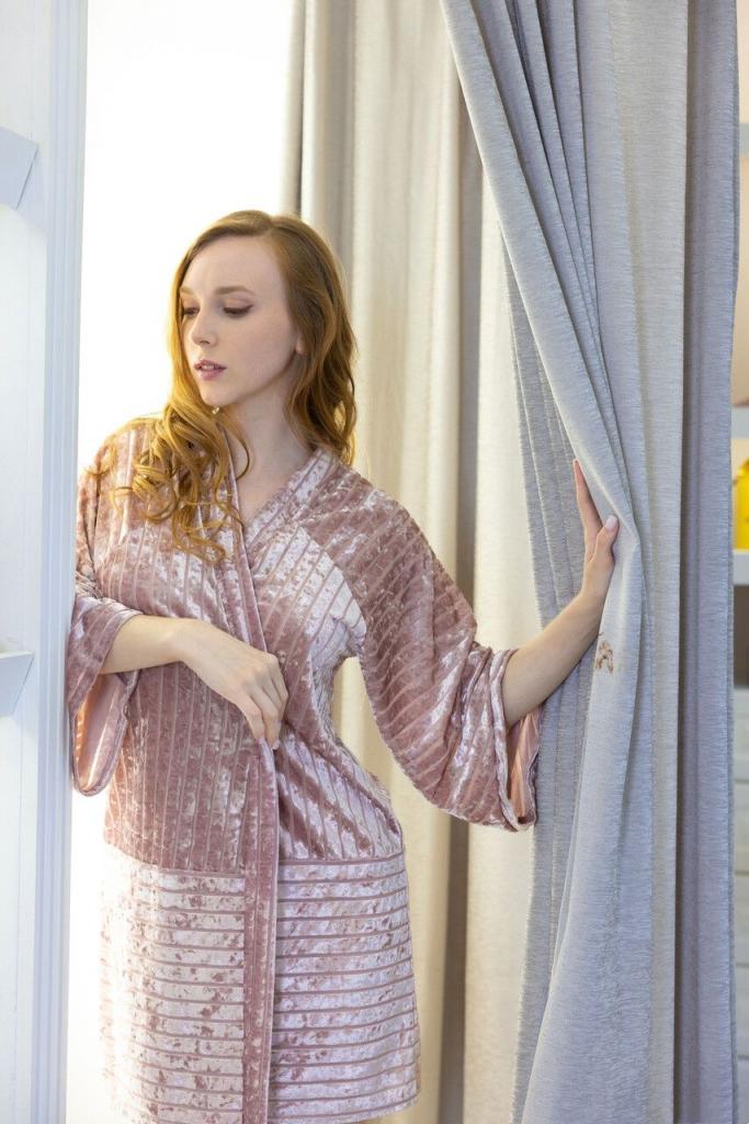 維姬脫下睡袍，擺出自信的裸體姿勢[30P]