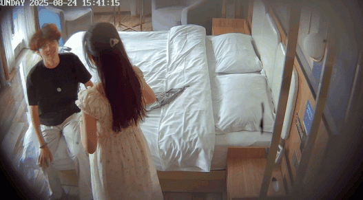 最新流出酒店偷拍精品白皙碎花裙妹子被紅毛男友一塊手錶哄開心了讓她趴在沙發上把屁股撅起來後入