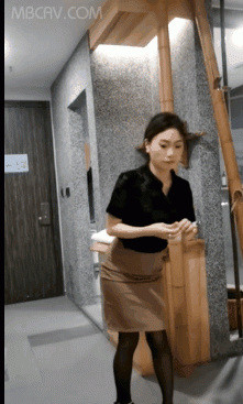 自稱某中學教英語的極品氣質禦姐范少婦，性感黑絲配高跟，和帥氣小狼有開房啪啪