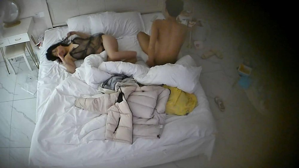 1-16流出酒店偷拍美女生日穿上性感黑絲情趣睡衣被男友翻來覆去操