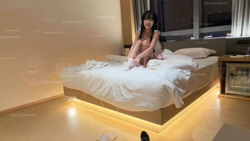 專操學生嫩妹達人『胖爺的奇妙之旅』千元門檻，1月13日新作，胖子全新設備爆操白絲JK小蘿莉