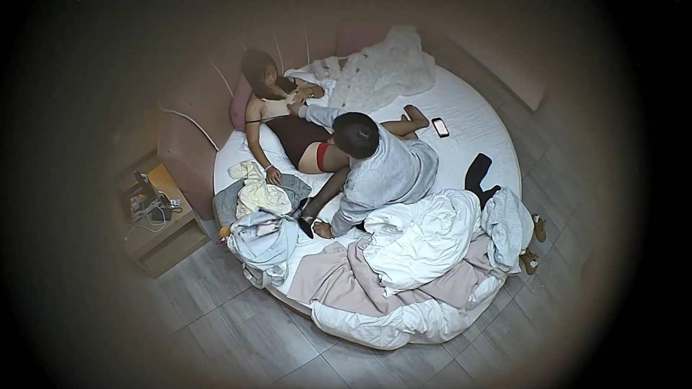 乖乖女學生掏出書包內藏的情趣黑絲瘋狂深蹲愛拍攝胖男完整版