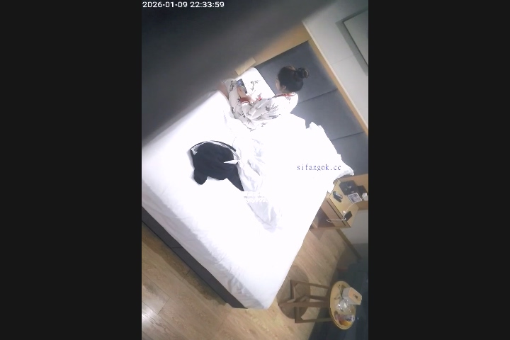 1-11流出天眼酒店偷拍嬌小甜美美女被男炮友放腿上抱著操穴