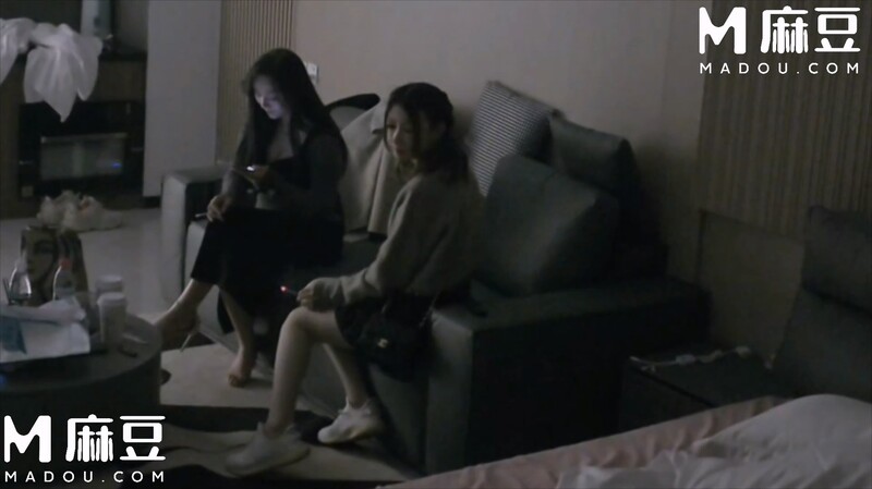 【精品獵艷】渣男探花G奶吊鐘乳愛笑的饑渴人妻 不斷晃奶都不希望拔出肉棒 偷偷拆套抽插內射 沉浸表情非常享受