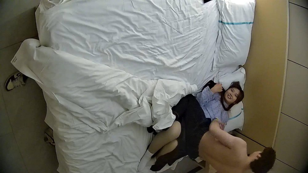 12-7流出酒店偷拍❤️不穿內衣的甜美可愛美女帶上眼鏡配合男友啪啪完整版