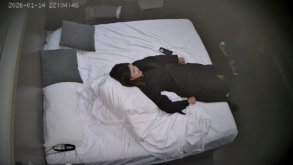 1-14流出酒店偷拍包臀禦姐氣質美女和和眼鏡男友高難度做愛操穴