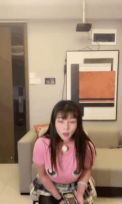 一線天肥穴淫蕩騷女！ 半脫下絲襪看穴！ 扒下炮友褲子吃屌，好想要大屁股扶屌插入，跳蛋震穴噴尿