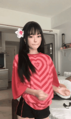 可欲可甜身材嬌小美眉露臉與男友做愛自拍，主打就是青春嫩嫩的【MP4/461MB】