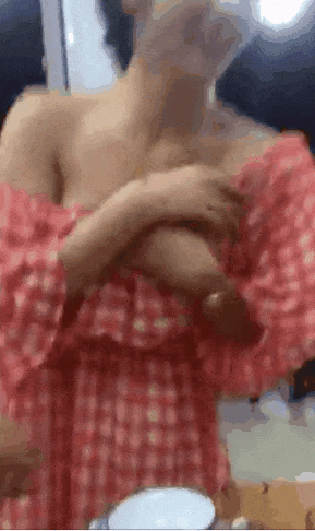 【極品稀缺大開眼界】飯館餐桌上的淫亂行為甄選各種扒妹子的奶罩喝奶 抓美乳 吃奶子 城裡人真會玩