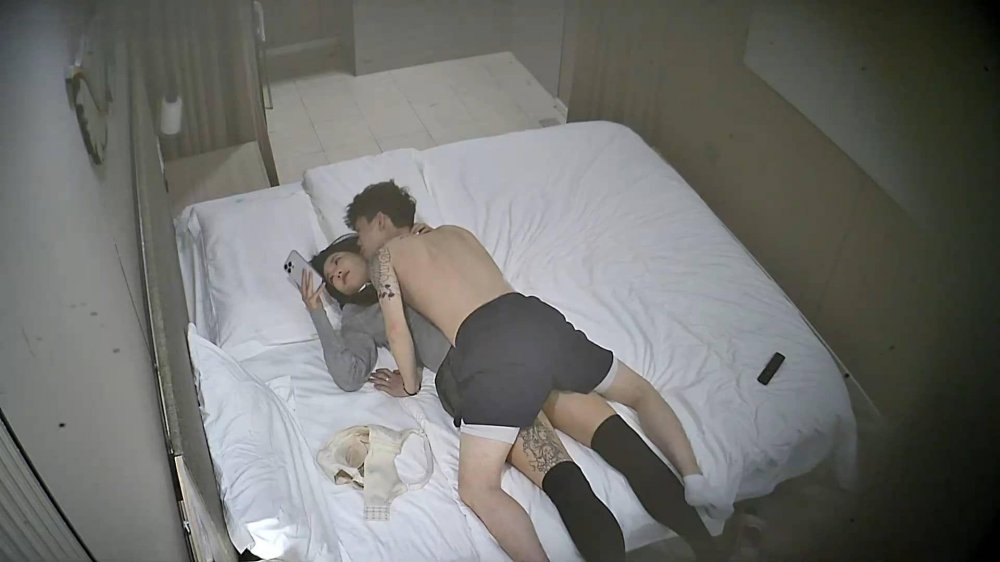 校園甜美JK裙啪啪后喜歡裸奔展示美麗的紋身裸著袒胸露乳的玩手機