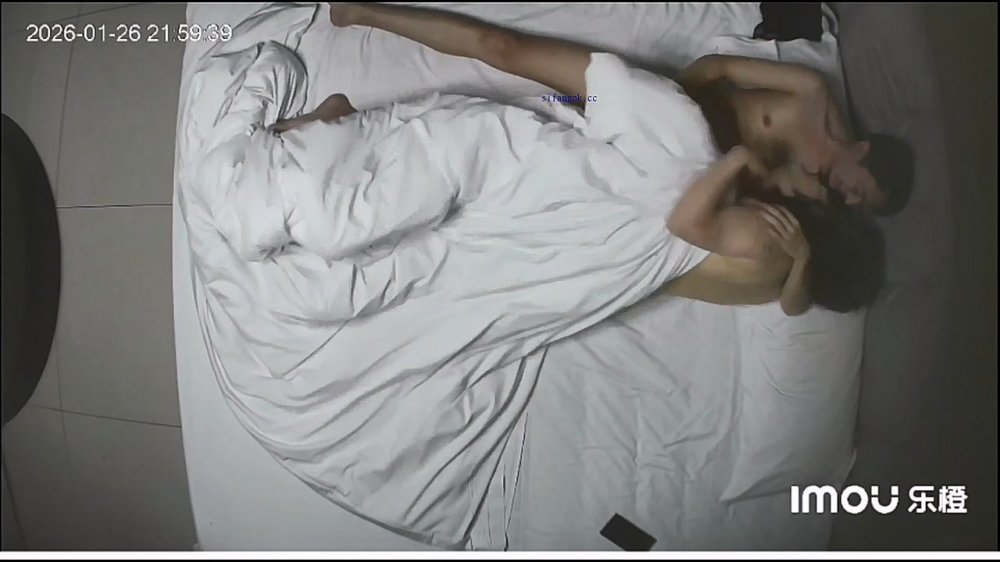 酒店偷拍出來偷情的少婦被老漢無套內射