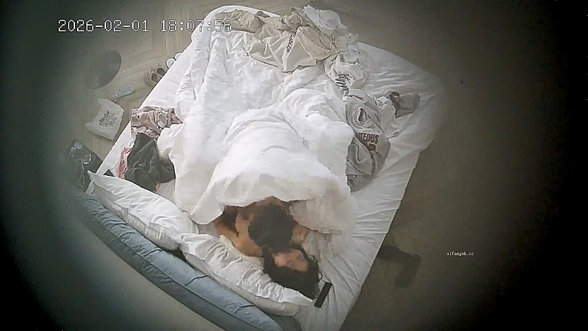 酒店針孔偷拍❤️20260201女友換上情趣睡衣后被小夥用超長大黑牛狂懟