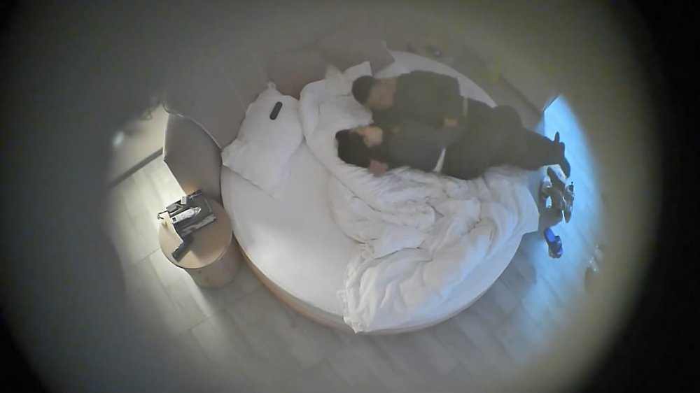 1-28流出酒店偷拍饑渴風騷少婦和精壯大哥開房激情啪啪持久啪不停