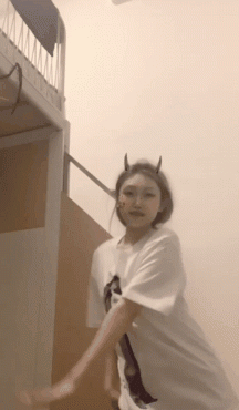 雲盤高質露臉洩密！ 金髮眉釘潮妹表裡不一，私下極度小母狗，啪啪調教制服足交顏射，玩的花花