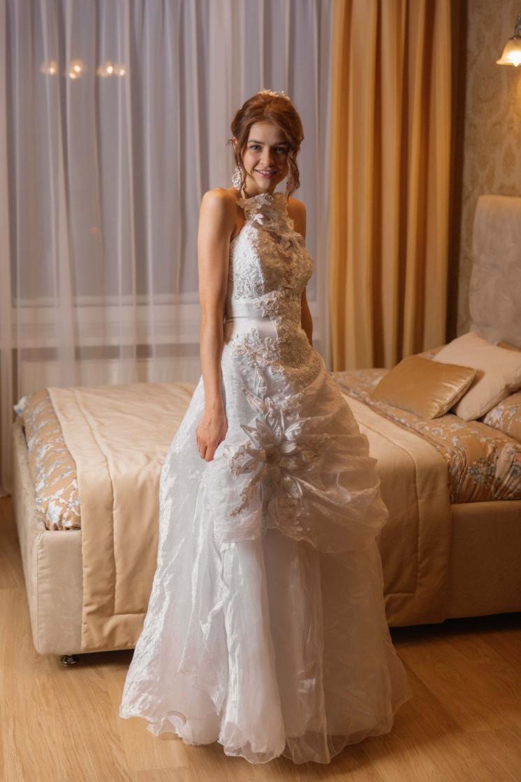 新娘身穿白色長款婚紗和絲襪，逼逼性感地挺立著等待老公的寵幸[30P]