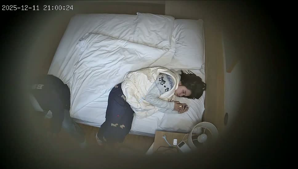 新流出酒店上帝視角偷拍學生情侶精力充沛貌似連續幹了幾次