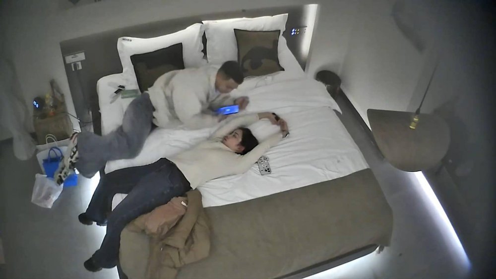 2-1流出酒店偷拍氣質美女洗香香后被男盆友抱回床上啪啪內射