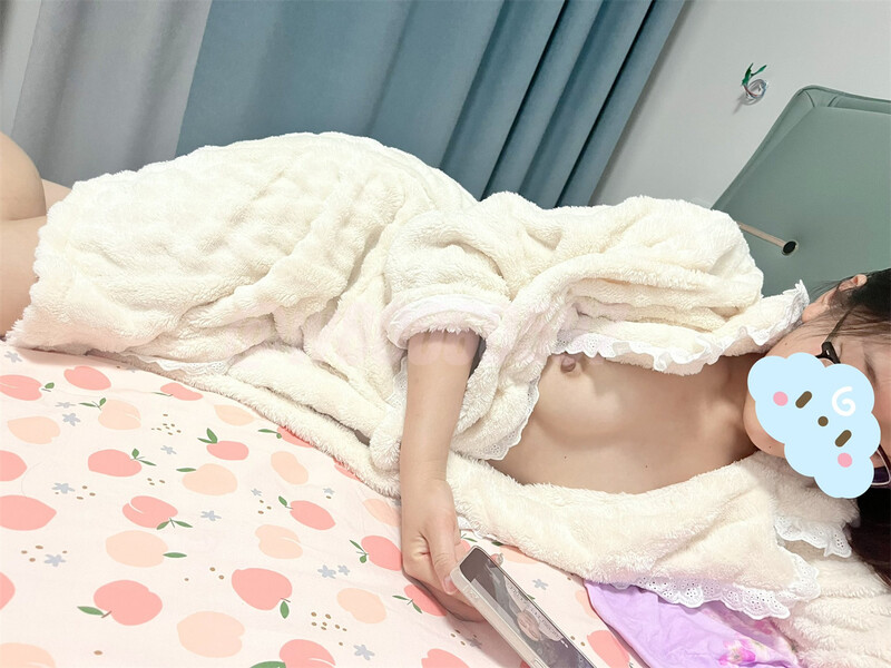 推特98年真實淫妻【w80060597】絕版福利，良家少婦私密照，啪啪視頻，微露臉，大尺度很騷