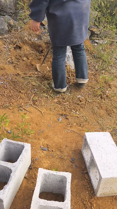 在養殖場做事看著媽媽揮動锄頭 心血來潮按在磚頭上操穴 肥臀巨乳露天內射濃濃白精[MP4/1.08G]