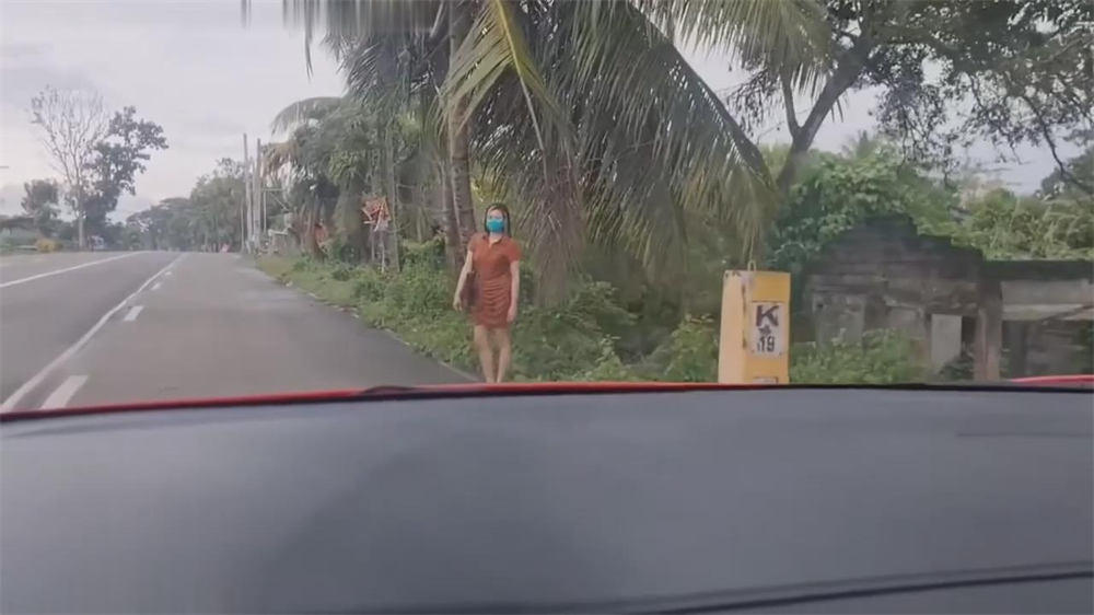 站街眼鏡熟女風騷分嫵媚 大白天在車流不停的馬路邊跟小哥玩車震被狠操內射肥穴