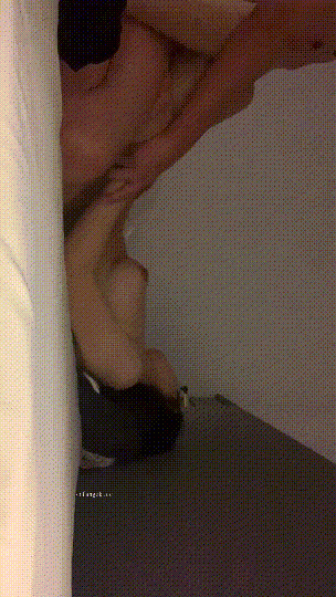 約炮大神爆肏微醺女大學生，床上操到地板，生猛抽插妹子要被操缺氧了