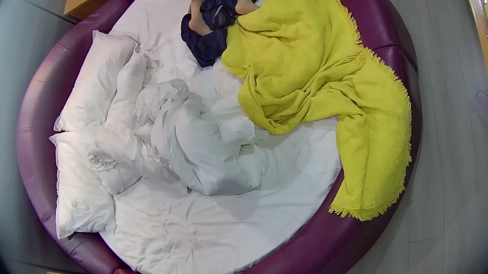 情趣台 男人跟媳婦兒日常開房 一對恩愛夫妻 最後男人內射女人好像有些不高興