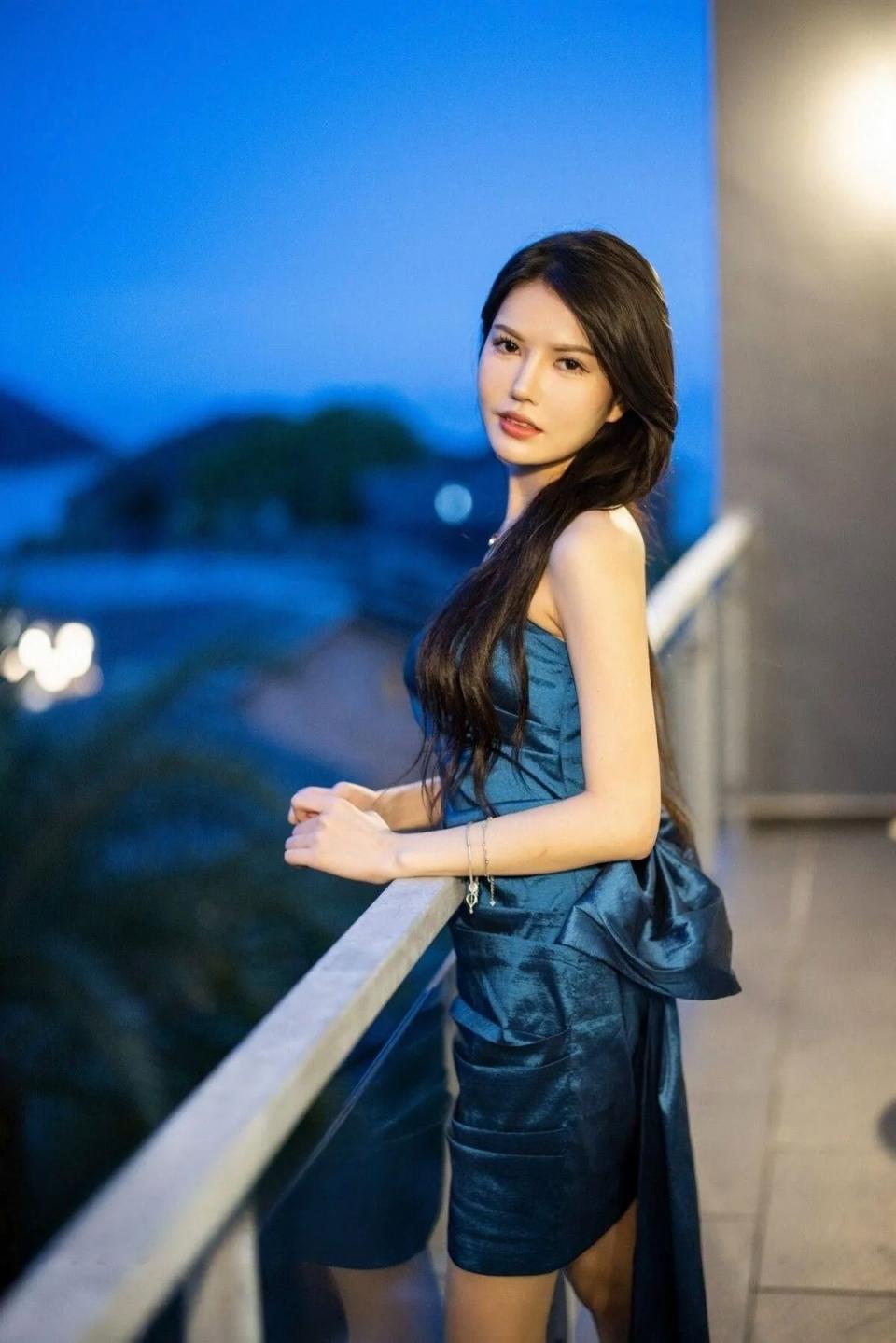 典雅禮裙肉絲撩人誘惑寫真[39P]