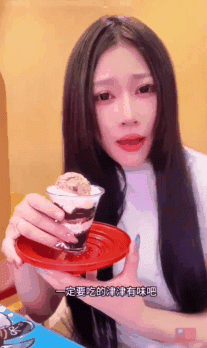 吃個霜淇淩都這麼誘人，忍不住到公廁掏出肉棒吃，小母狗太騷了邊操邊出白漿，整根雞巴上都沾滿了白漿，高顏值反差少女！