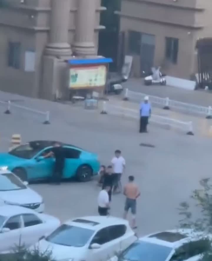 東營藍色小米SU7 男同野戰視頻完整版 光天化日倆男在車頭大戰 後入翹臀猛懟狂幹