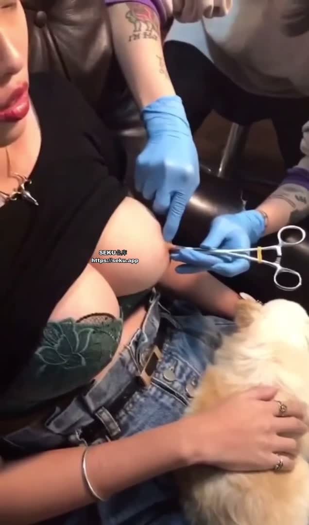 高顏紋身妹紙 網上直播穿孔打乳環~1