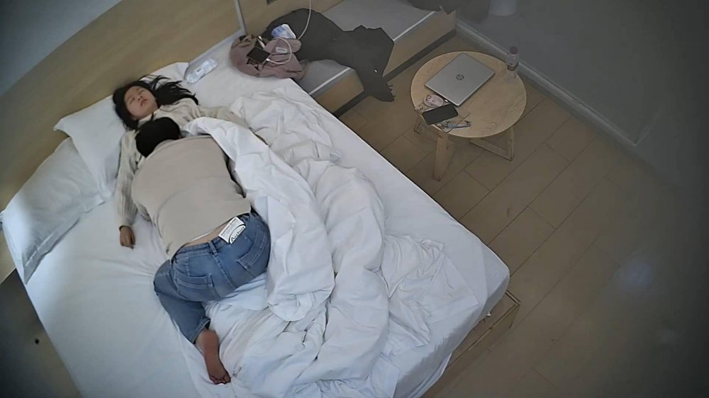 2-7流出酒店偷拍勤快男友把甜美女友內褲扒開啪完又溫柔穿上幹了幾次