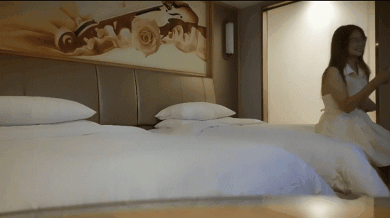 小偉哥出差網約反差婊良家兼職女醫生戴著眼鏡略顯羞澀下面毛多性慾強深入交流后一發不可收拾