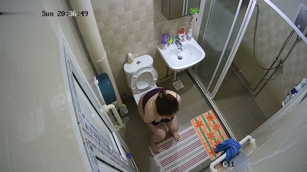 駭客破解家庭監控攝像頭偷拍衛生間豐滿女主與傭人洗澡上廁所