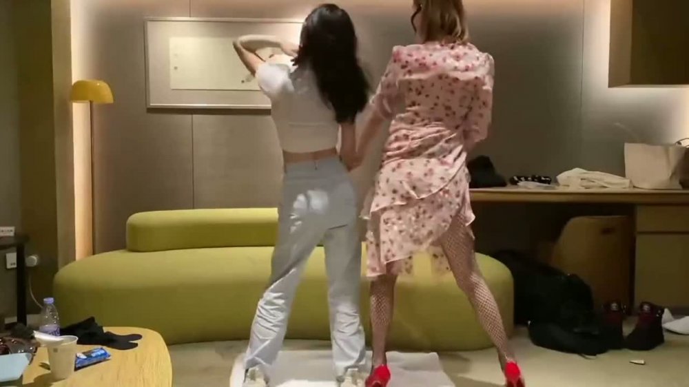 雙飛兩閨蜜 你倆真騷 想不想被操 想早就濕了 我也想要 射騷逼里 好 兩個絲襪大騷貨想怎麼玩都行