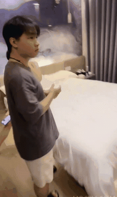 四男二女多人亂戰，兩個清純可愛00后美少女被艹慘了，兄弟壹起上，還在後面推屁股加攻速