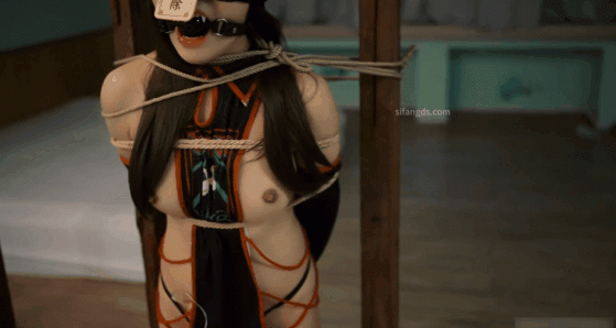 新品，大奶肥臀少女福利姬【小小Q】羞恥露出，扮演會咬人的女殭屍圈養調教啪啪啪