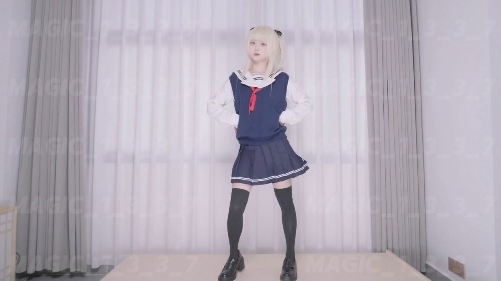 極品反差美少女【埋導演】最新作品罕露臉，COSER英梨梨激情熱舞大開M腿道具自慰[MP4/1100MB]