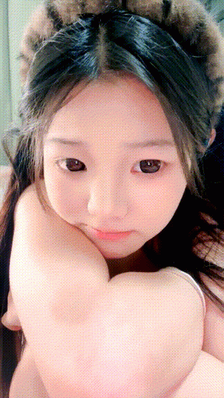 新人！ 好漂亮！ 最正宗校花【07老阿姨】下海福利，100%初戀般的感覺，上下都是嫩的（4V）[MP4/3100MB]