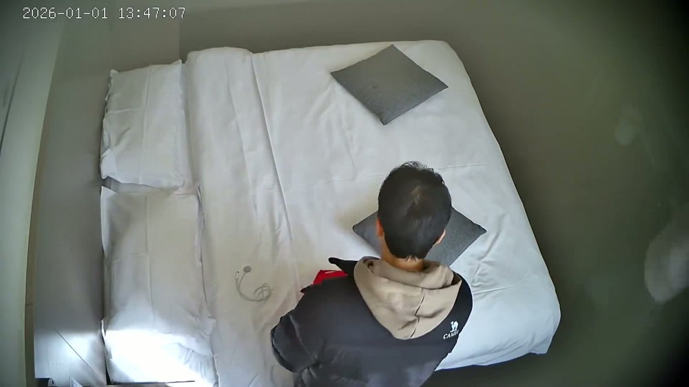 最新流出酒店上帝視角高清偷拍連續幾天入住反差婊眼鏡美女換上網襪黑絲挑逗男友被操的眼神迷離