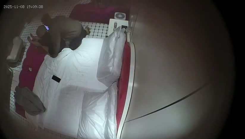 流出酒店偷拍打工情侶周日下班幽會妹子挺會玩的把腳纏在男友脖子上這樣能插入更深更爽