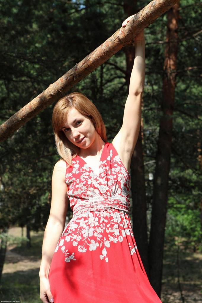 俄羅斯美女薩沙在野餐時脫衣並張開毛茸茸的陰部[21P]