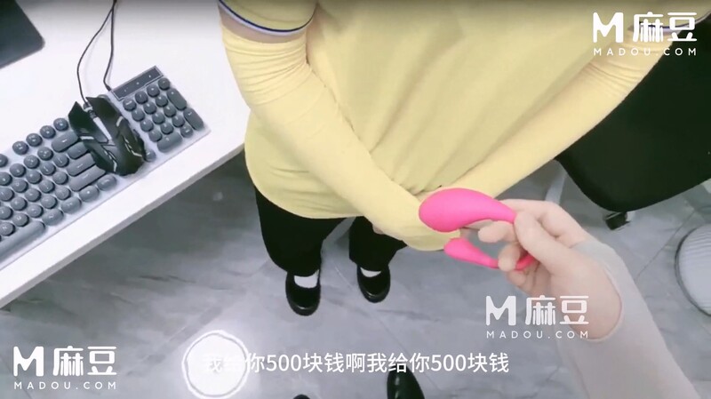 【外賣名媛】浪味小仙女套路外賣小妹塞跳蛋震的她淫水汪汪 激攻陰蒂翹臀后入 按在辦公桌上操 內射兩次逼裝不下