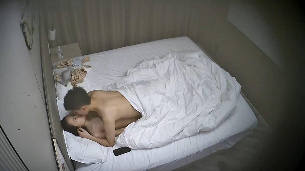 2026-2-11酒店偷拍 窈窕極品妹入住近半月常被男友拽床邊站樁操