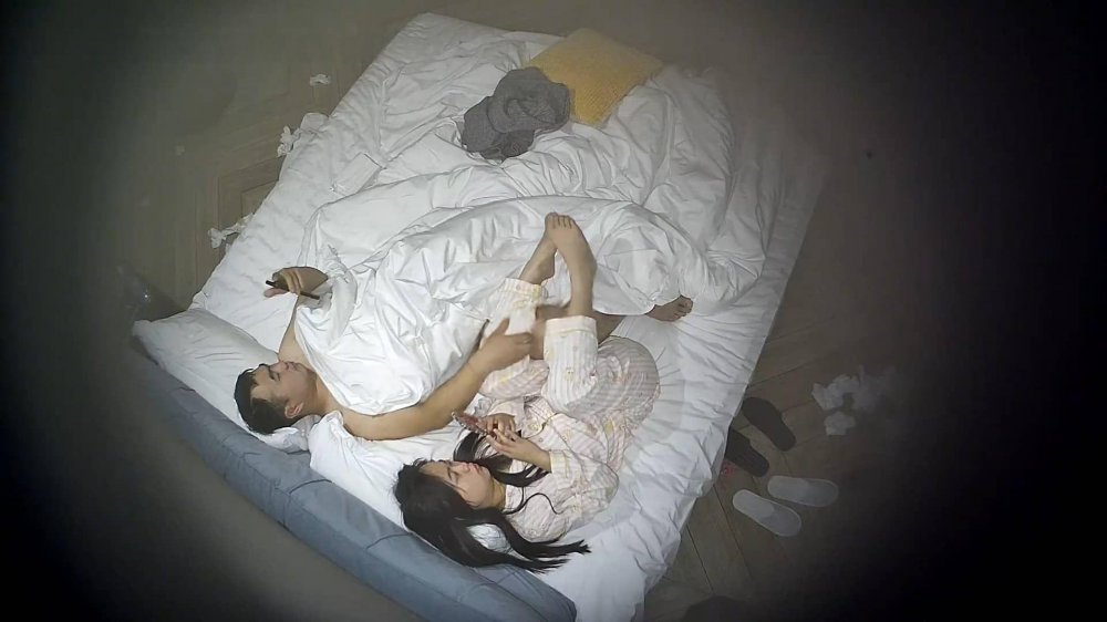 2-13流出酒店偷拍剛放假愛學習的美女帶著書和男友反覆入住肆意歡愉完整版