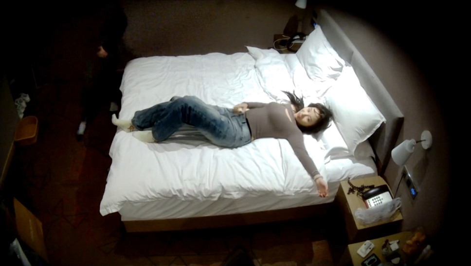 笑容甜美愛自拍的氣質眼鏡妹子被男友射在肚子上睡醒互玩對方性器官完整版