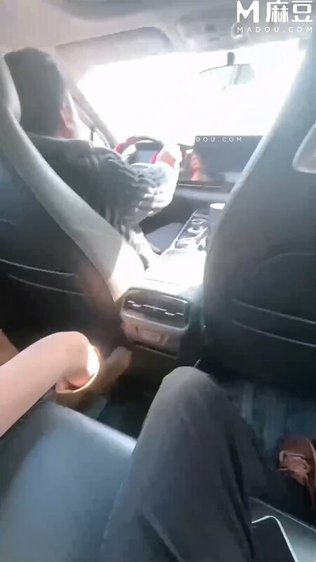 出租車上遙控跳蛋玩弄尤物 唔~別調那麼快~要噴了 控制玩物車震爆操 吞精吸食口爆[MP4/969MB]