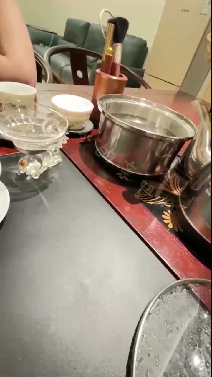 會噴水親姐姐不穿內褲和我一起去找朋友玩出去了直接把姐姐按在他的辦公桌上操