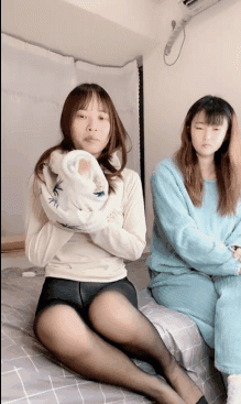 雙飛名場面！ 清純甜美00後美少女！ 扒掉內褲就是操，先旁邊自慰等下再幹你