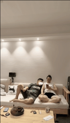 單位里退休乾媽來找我偷樂 如狼似虎的年紀 被舔到受不了一直淫叫