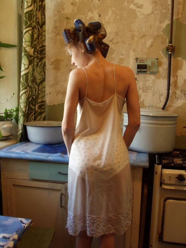 廚房裡的女孩展示著她性感的翹臀和豐滿的私處[25P]